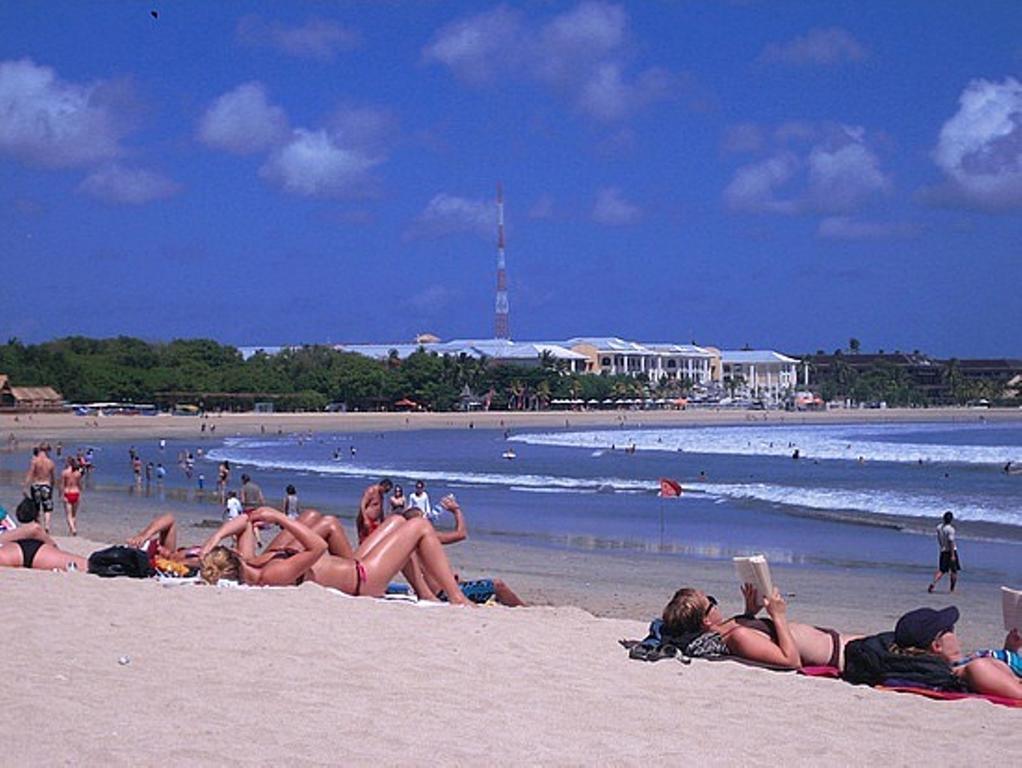 Angkul Angkul Beach Inn Kuta By Kamara Екстер'єр фото